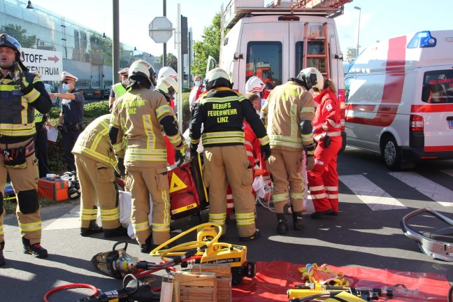PKW-Lenker (77) nach schwerem Unfall in Linz-Industriegebiet-Hafen im Krankenhaus verstorben