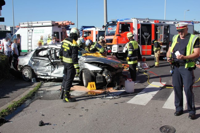 PKW-Lenker (77) nach schwerem Unfall in Linz-Industriegebiet-Hafen im Krankenhaus verstorben