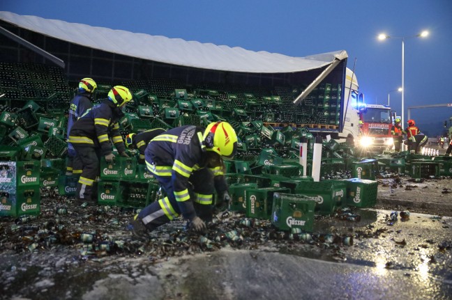 Bierkisten und Flaschen: LKW verlor im Kreisverkehr in Edt bei Lambach seine Ladung