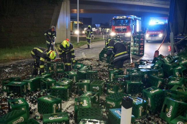 Bierkisten und Flaschen: LKW verlor im Kreisverkehr in Edt bei Lambach seine Ladung