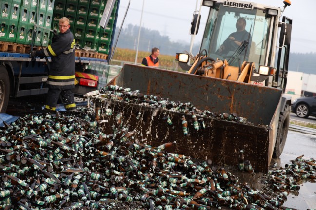 Bierkisten und Flaschen: LKW verlor im Kreisverkehr in Edt bei Lambach seine Ladung