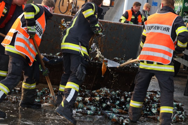 Bierkisten und Flaschen: LKW verlor im Kreisverkehr in Edt bei Lambach seine Ladung