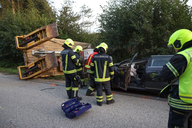 Fünf teils Schwerverletzte: Auto bei Unfall in Eberstalzell gegen Baggeranhänger gekracht