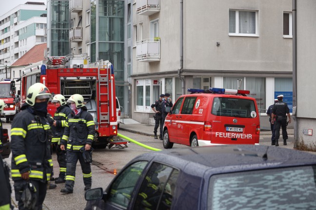 Vier Verletzte bei ausgedehntem Küchenbrand in einem Mehrparteienwohnhaus in Wels-Vogelweide