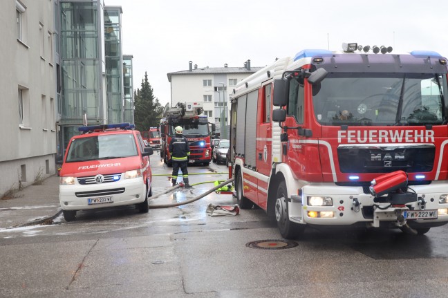Vier Verletzte bei ausgedehntem Küchenbrand in einem Mehrparteienwohnhaus in Wels-Vogelweide