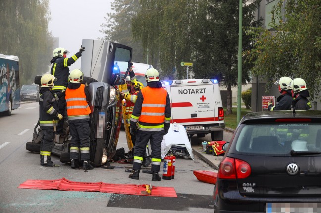 Menschenrettung nach schwerem Verkehrsunfall in Wels-Vogelweide