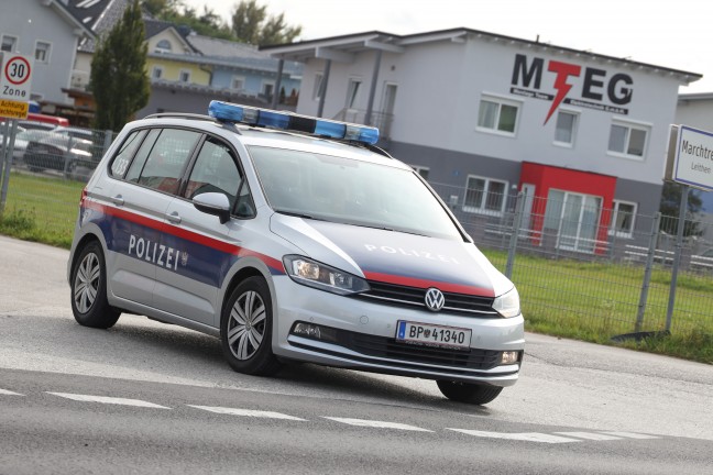 Einsatzkräfte zu schwerem Verkehrsunfall auf Wiener Straße bei Marchtrenk alarmiert