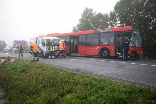 Schwerer Verkehrsunfall mit Linienbus im Frühverkehr in Hörsching
