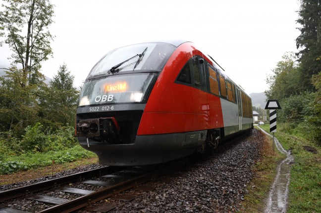 Auto auf Bahnbergang in Grnau im Almtal von Regionalzug der Almtalbahn erfasst