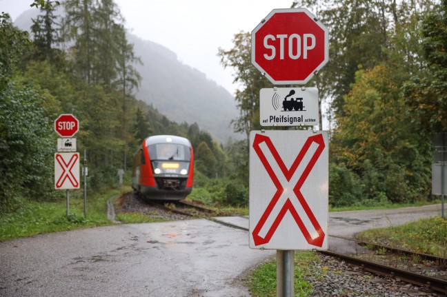 Auto auf Bahnbergang in Grnau im Almtal von Regionalzug der Almtalbahn erfasst