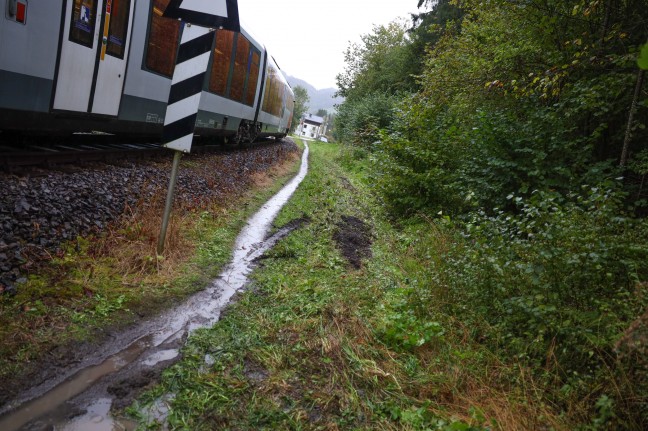 Auto auf Bahnbergang in Grnau im Almtal von Regionalzug der Almtalbahn erfasst