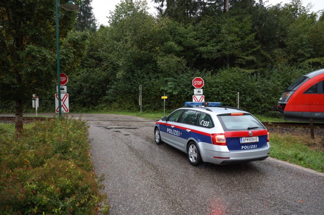 Auto auf Bahnbergang in Grnau im Almtal von Regionalzug der Almtalbahn erfasst