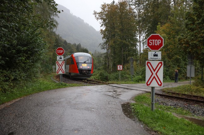 Auto auf Bahnbergang in Grnau im Almtal von Regionalzug der Almtalbahn erfasst