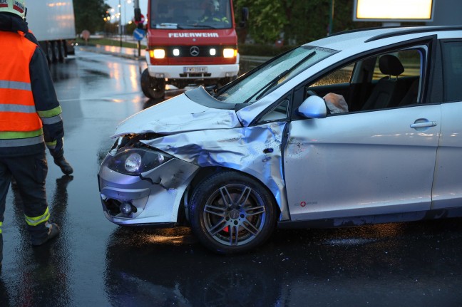 Schwerer Verkehrsunfall zwischen PKW und Transporter in Wels-Waidhausen