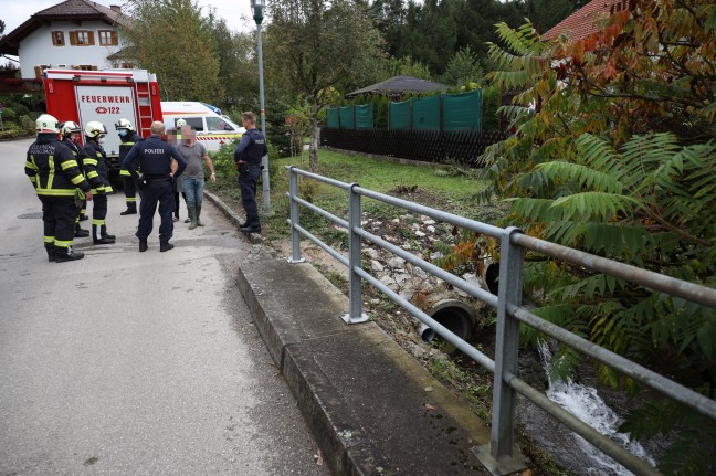 Verletzter Mann nach Sturz in einen kleinen Bach in Krenglbach gerettet