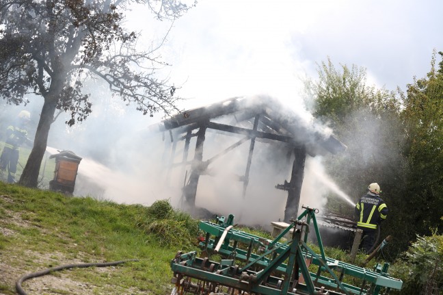 Brand eines Bienenhauses in Geboltskirchen führt zu Einsatz zweier Feuerwehren