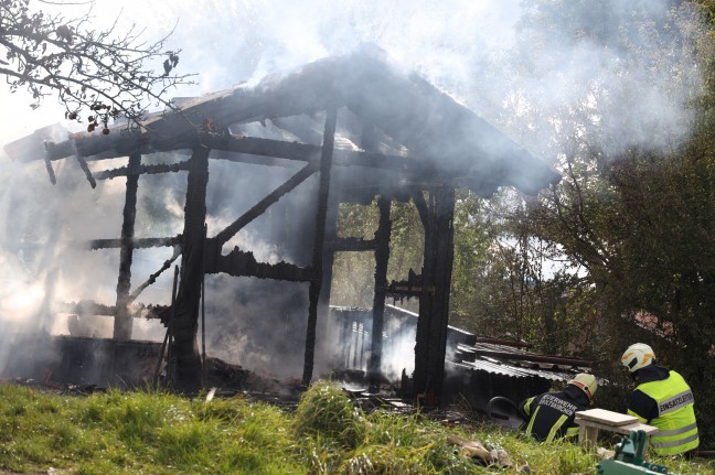 Brand eines Bienenhauses in Geboltskirchen führt zu Einsatz zweier Feuerwehren