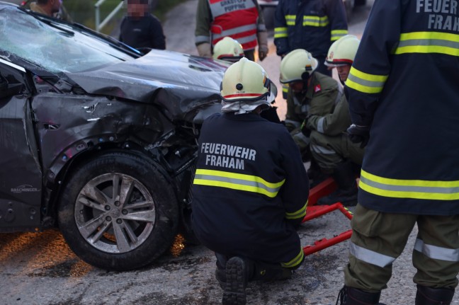 Eine Schwerverletzte bei Crash zwischen Auto und Betonmischwagen auf Eferdinger Straße