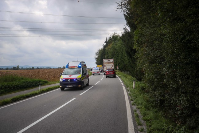 Autos landen nach Kollision auf Braunauer Straße bei Burgkirchen im Maisfeld