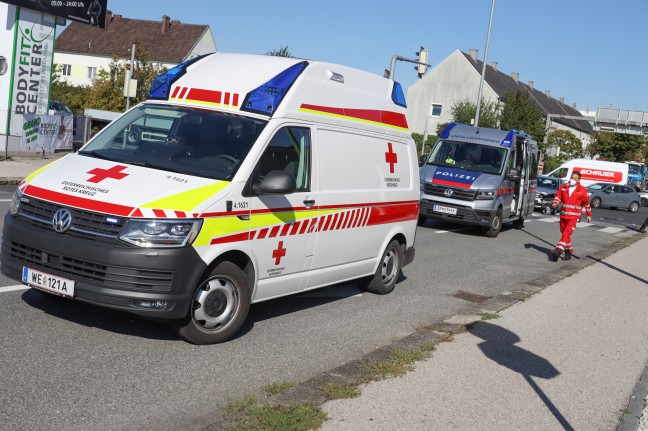 Heftiger Kreuzungscrash in Wels-Pernau fordert eine verletzte Person