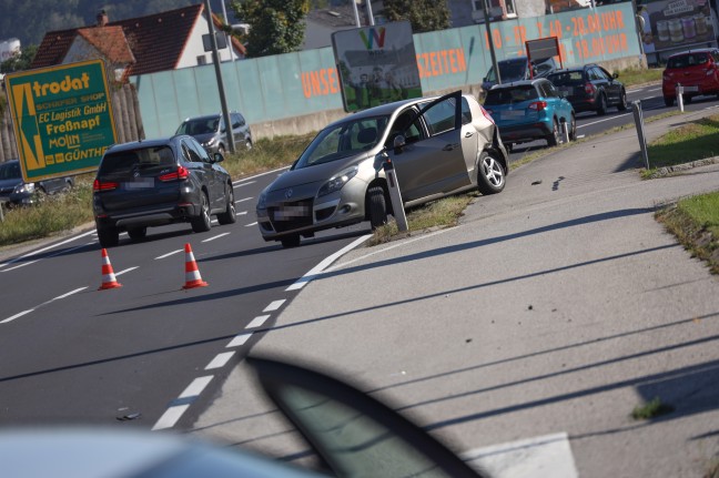 Heftiger Kreuzungscrash in Wels-Pernau fordert eine verletzte Person