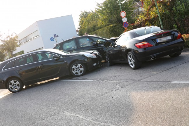 Dreierkollision: Kreuzungscrash in Wels-Lichtenegg fordert drei Verletzte