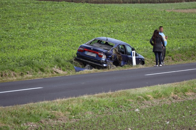 Autoüberschlag in ein Feld bei Gaspoltshofen endet glimpflich