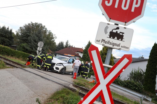 Auto auf Bahnübergang in Hinzenbach von Triebwagen erfasst