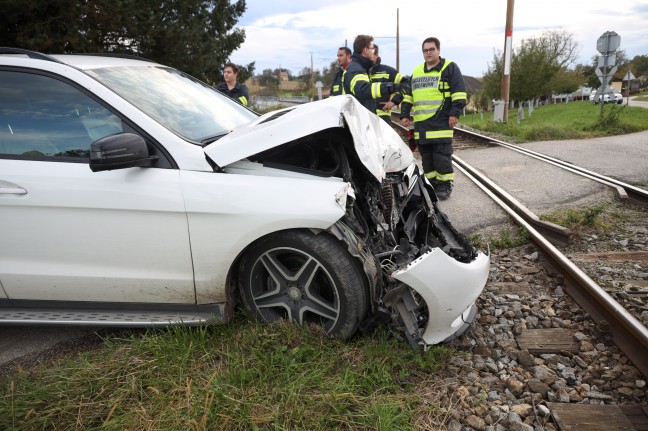 Auto auf Bahnübergang in Hinzenbach von Triebwagen erfasst