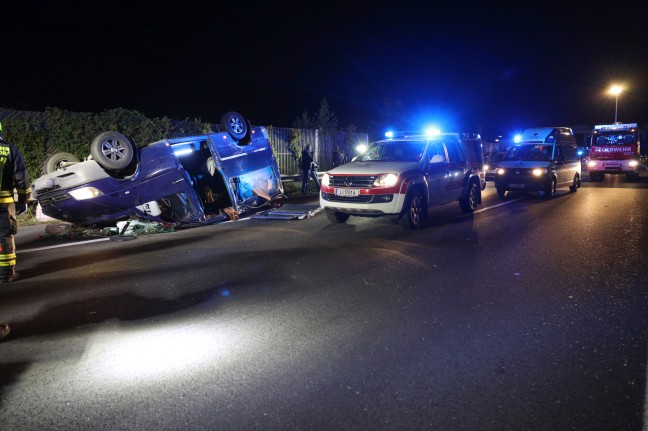Drei teils Schwerverletzte bei Verkehrsunfall zwischen Kleinbus und LKW am Autobahnknoten in Pucking