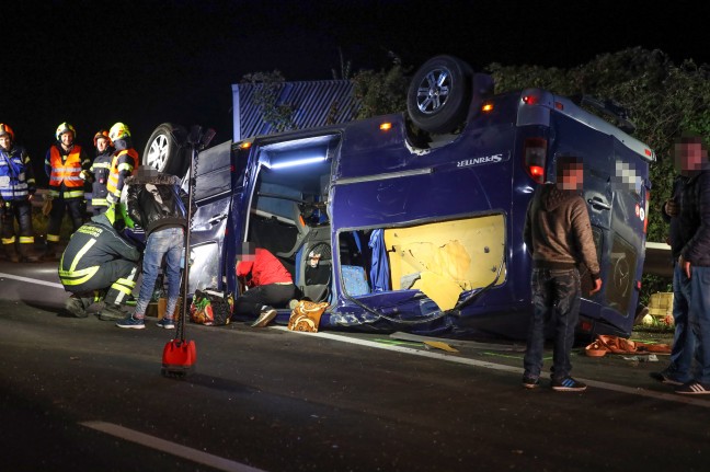 Drei teils Schwerverletzte bei Verkehrsunfall zwischen Kleinbus und LKW am Autobahnknoten in Pucking