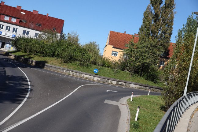 "Kreisverkehr übersehen": Alkolenkerin kracht in Wels-Vogelweide gegen Stützmauer des Kreisverkehrs