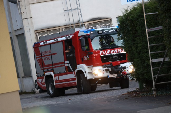 Verklausung im Mühlbach: Feuerwehr entfernt Wurzelstock aus Kraftwerkskanal in Hörsching