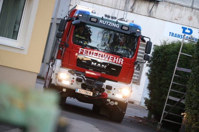 Verklausung im Mühlbach: Feuerwehr entfernt Wurzelstock aus Kraftwerkskanal in Hörsching