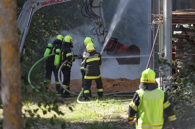 Vier Feuerwehren bei Brand eines Trocknungssilos auf Bauernhof in Roitham am Traunfall im Einsatz