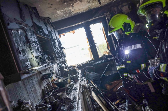 Eine Verletzte bei ausgedehntem Kchenbrand in einer Wohnung in Vcklabruck