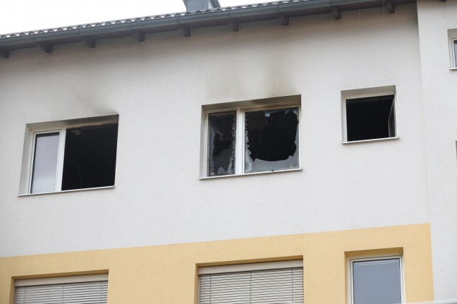 Eine Verletzte bei ausgedehntem Küchenbrand in einer Wohnung in Vöcklabruck