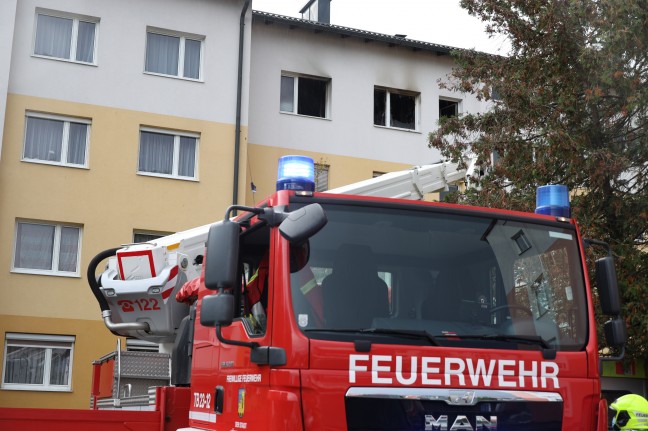 Eine Verletzte bei ausgedehntem Küchenbrand in einer Wohnung in Vöcklabruck