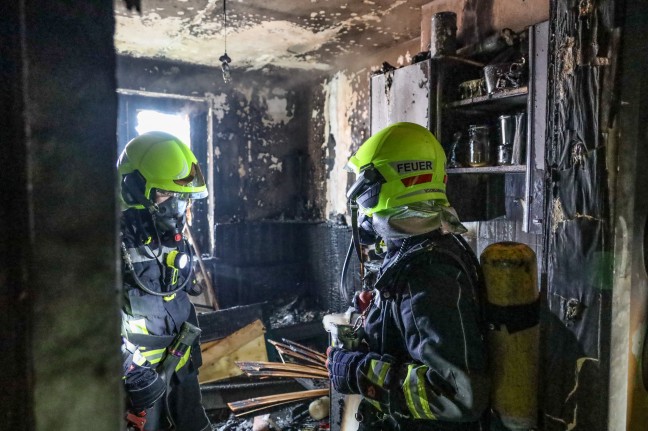 Eine Verletzte bei ausgedehntem Küchenbrand in einer Wohnung in Vöcklabruck