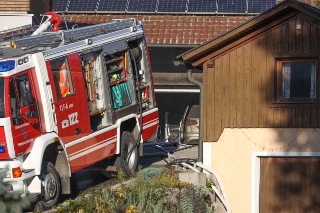 Drei Feuerwehren bei Garagenbrand in Prambachkirchen im Einsatz