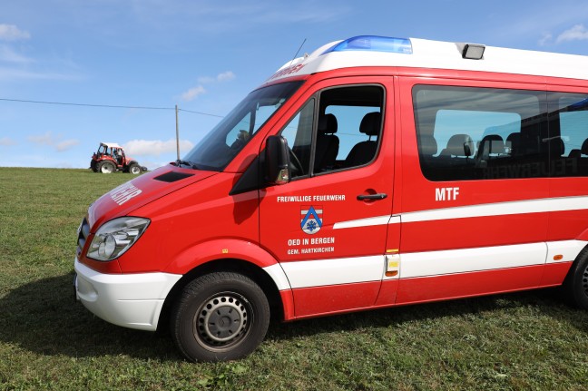 Tödlicher Unfall: Altbauer (83) in Hartkirchen unter Traktor eingeklemmt und tödlich verletzt