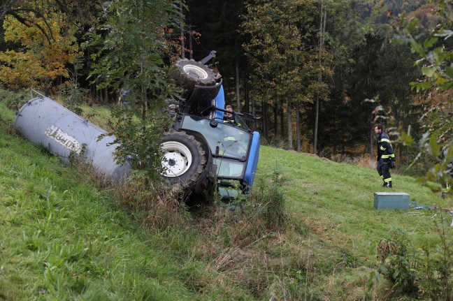 Traktor mit Gülleanhänger auf Wiese in Inzersdorf im Kremstal über Kante gestürzt