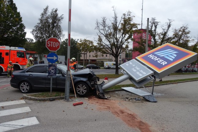Crash mit einem Werbepylon in Linz-Spallerhof fordert eine verletzte Person
