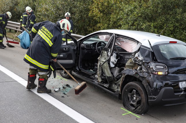 Schwerverletzter bei Crash zwischen Auto und LKW auf Westautobahn bei Eggendorf im Traunkreis