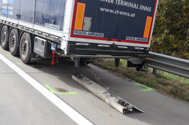 Schwerverletzter bei Crash zwischen Auto und LKW auf Westautobahn bei Eggendorf im Traunkreis