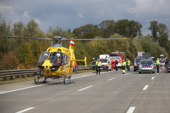 Schwerverletzter bei Crash zwischen Auto und LKW auf Westautobahn bei Eggendorf im Traunkreis