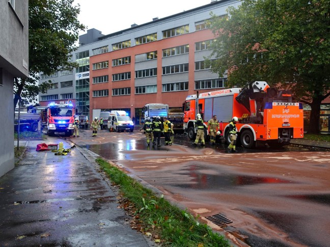 Menschenrettung in Linz-Innere Stadt nach Crash zwischen LKW und PKW