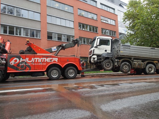 Menschenrettung in Linz-Innere Stadt nach Crash zwischen LKW und PKW