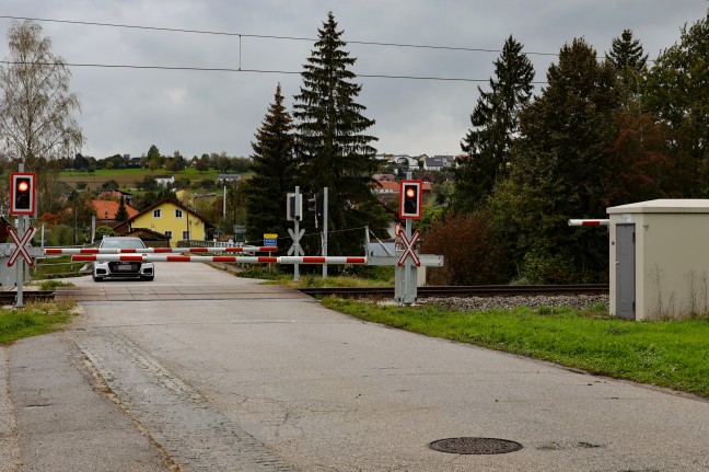 Auto hing auf Bahnübergang in Piberbach fest - Zugverkehr rechtzeitig gestoppt