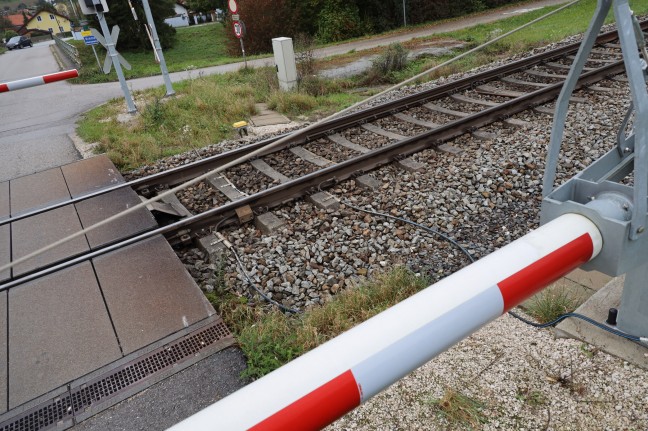 Auto hing auf Bahnübergang in Piberbach fest - Zugverkehr rechtzeitig gestoppt